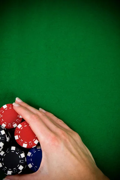 Mano femenina y fichas de poker — Foto de Stock