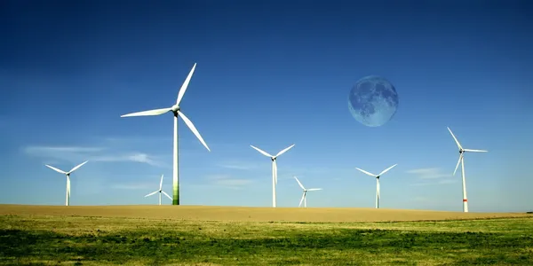 Ферма ветряных турбин с высокой луной Стоковое Фото