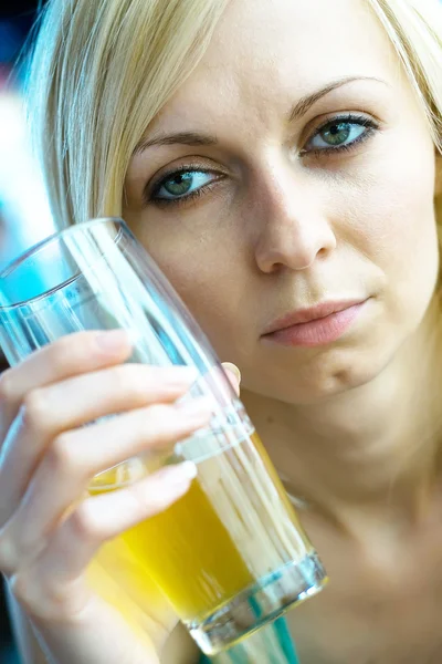 ビールを飲む女 ロイヤリティフリーのストック画像