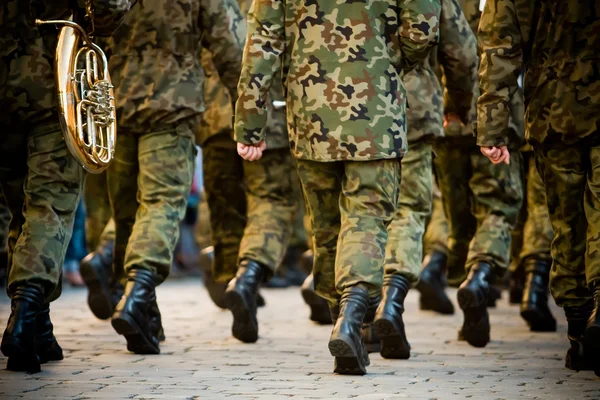 Żołnierze maszerują w formacji — Zdjęcie stockowe