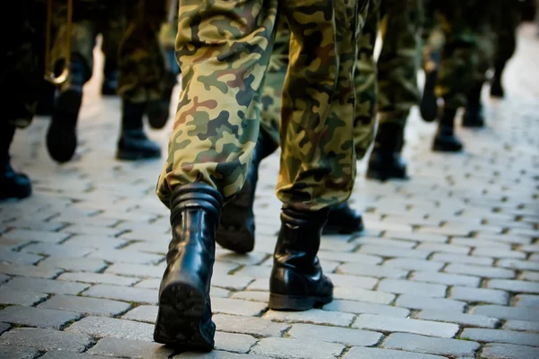 Soldaten maart in formatie — Stockfoto