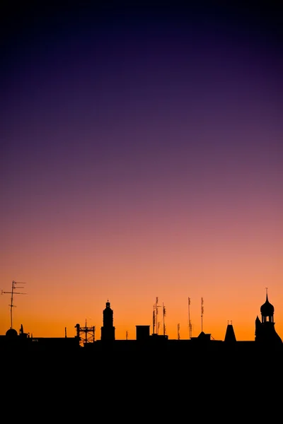 オーロラの背景に夜の街のショット — ストック写真