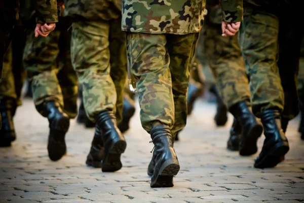 Soldater Marschera i bildandet Stockfoto