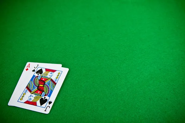 Tarjetas sobre mesa de póquer verde —  Fotos de Stock