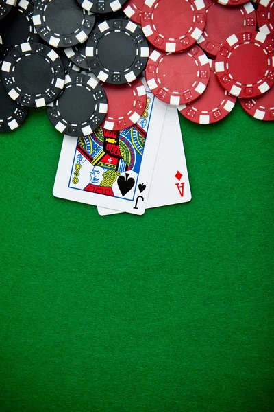 Svarta och röda pokermarker i bakgrunden. — Stockfoto