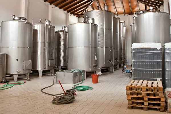 Fermentación del vino en grandes cubas en una bodega Imagen de archivo