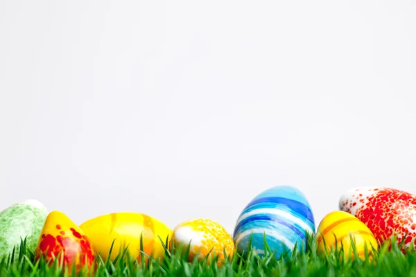Yeşil çimenlerin üzerinde beyaz bac izole Paskalya yortusu yumurta — Stok fotoğraf