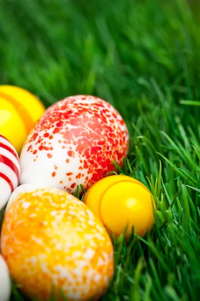 Huevos de Pascua en hierba verde — Foto de Stock