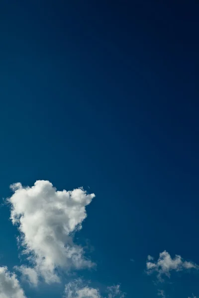 Sininen taivas valkoisilla pilvillä — kuvapankkivalokuva
