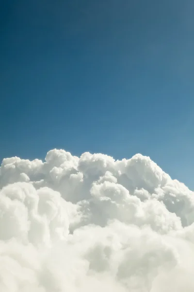 Blue sky with white clouds - looks like a mounta — Stock Photo, Image