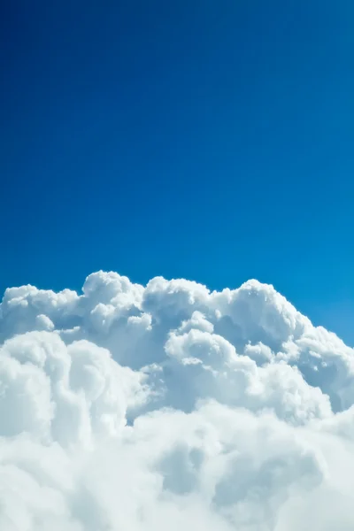 Sininen taivas valkoiset pilvet - näyttää mounta — kuvapankkivalokuva