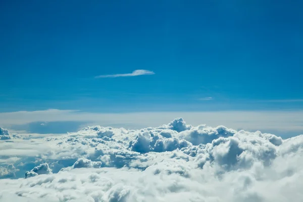 Sininen taivas valkoisilla pilvillä — kuvapankkivalokuva