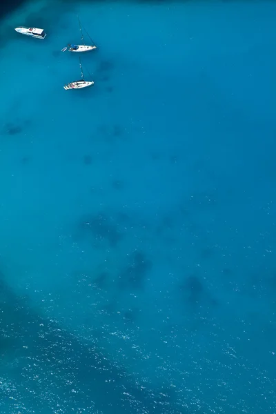 Лодки на море - вид сверху с большим количеством голубой копии — стоковое фото