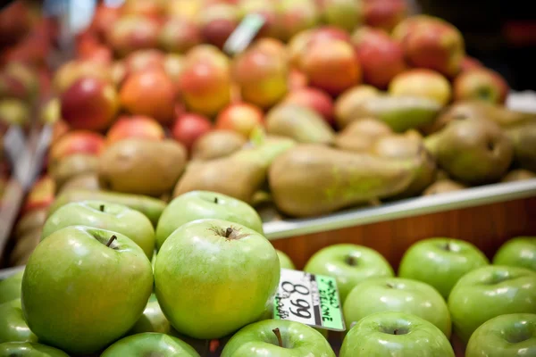 Röda och gröna äpplen och päron på jordbrukare ma — Stockfoto
