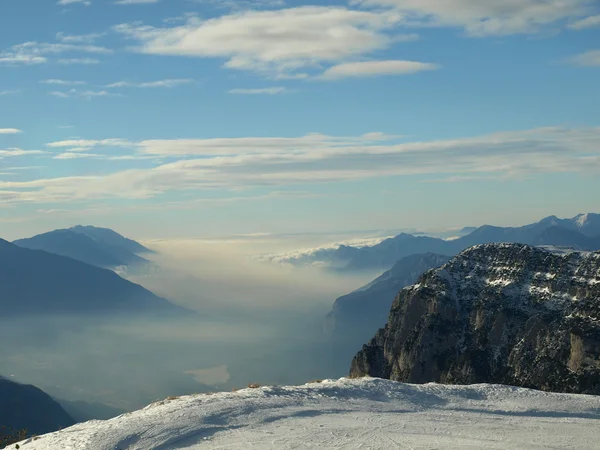 Haute montagne hiver dans le brouillard — Photo