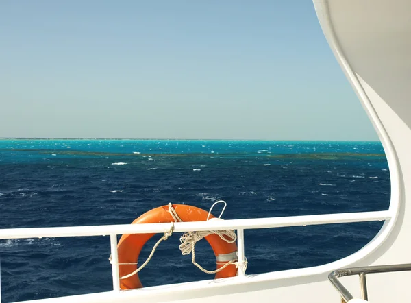 A gyönyörű tenger közepén jacht — Stock Fotó