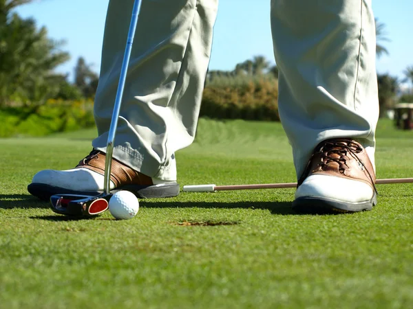 Clube de golfe: golfista concentrando-se no 1 — Fotografia de Stock