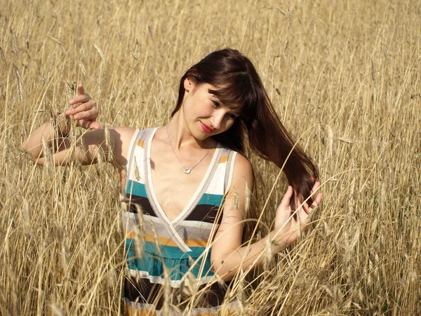 Piękna kobieta w polu pszenicy — Zdjęcie stockowe
