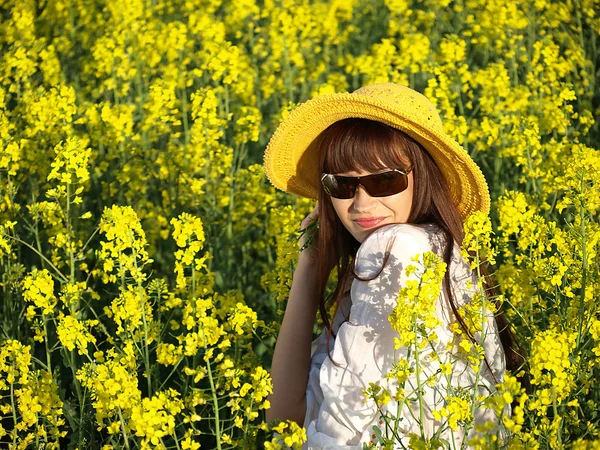 Woman on field in bloom — Stock Photo, Image