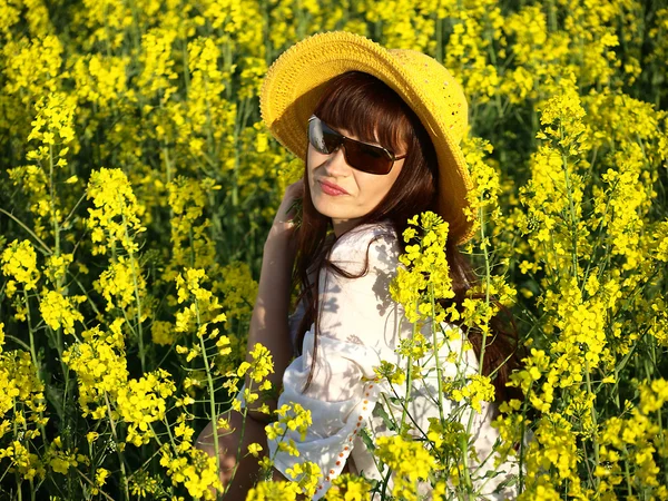 Beautiful woman on field in bloom — Stock Photo, Image
