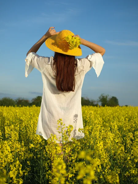 Stock image Beautiful woman on field in bloom