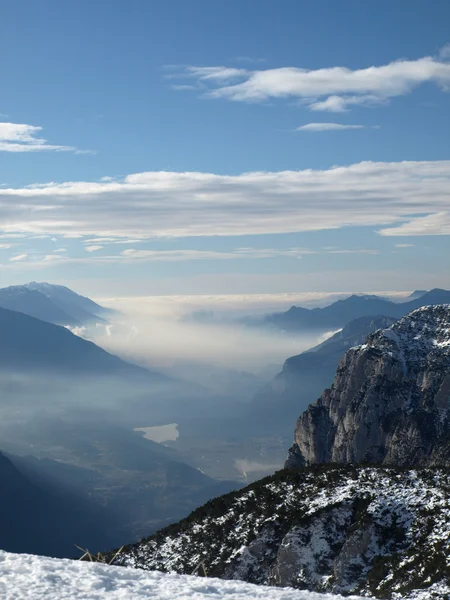 Altas montanhas inverno no nevoeiro — Fotografia de Stock