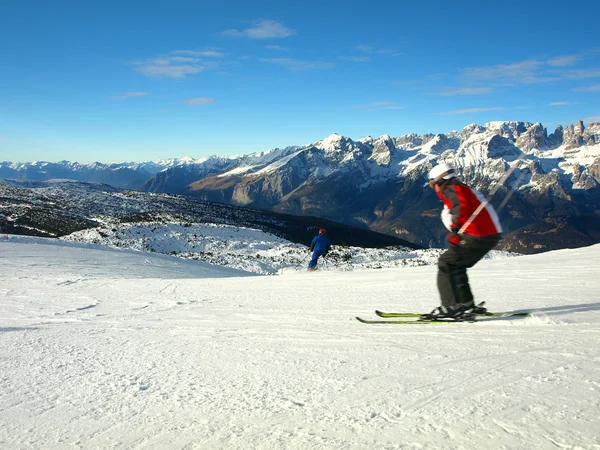 Esquiador em montanhas — Fotografia de Stock