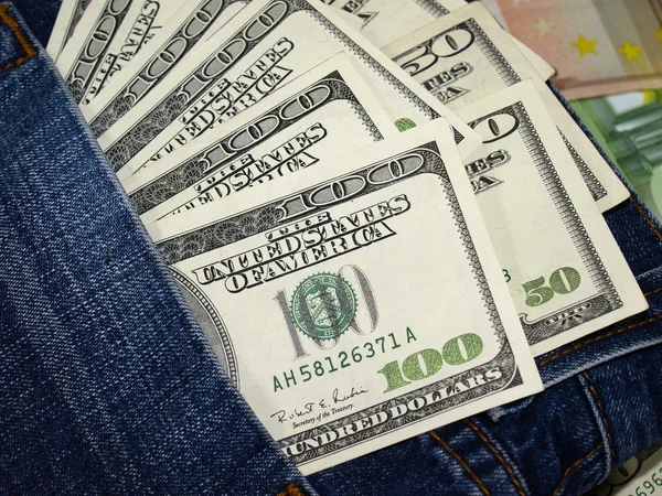 Rahaa taskussa — kuvapankkivalokuva