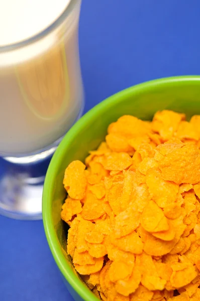 Milch und Cornflakes — Stockfoto