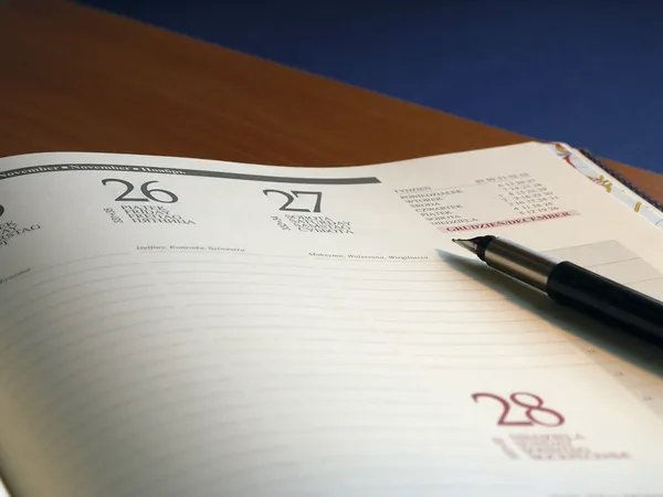 Kalender med penna på toppen — Stockfoto