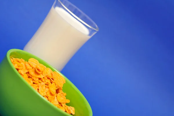 Milch und Cornflakes — Stockfoto