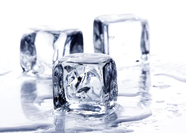 Sciogliere i cubetti di ghiaccio — Foto Stock