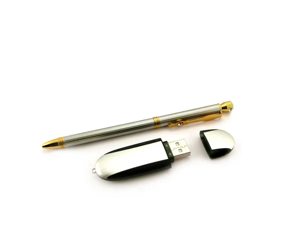 Ручка и флэш-память — стоковое фото