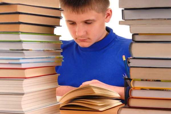 Мальчик в библиотеке — стоковое фото