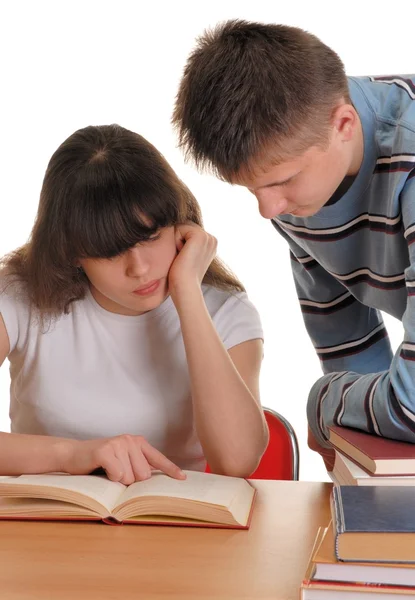 Мальчик и девочка читают — стоковое фото
