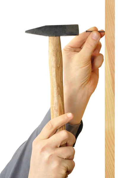 Mãos com martelo e prego — Fotografia de Stock