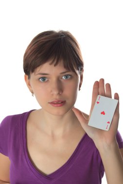 genç kadın bir oyun kartı tutan