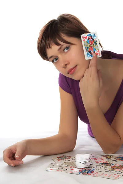 Junge Frau hält eine Spielkarte in der Hand — Stockfoto
