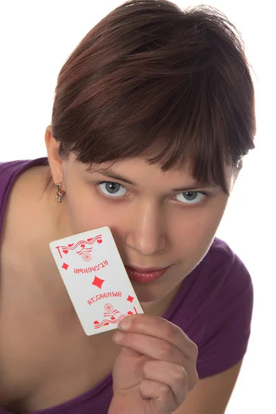 若い女の子はトランプのカードを保持します。 ストック画像