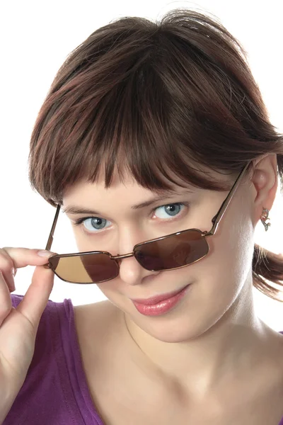 Chica joven intenta gafas de sol Imagen De Stock