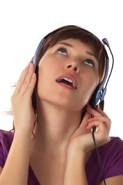 Mädchen mit Ohrhörern hört Musik Stockfoto