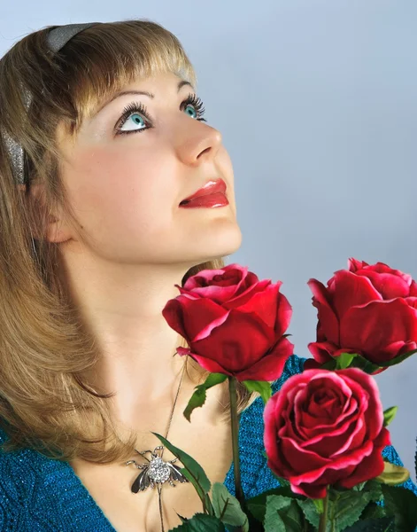 Schöne Frau hält Blumenstrauß lizenzfreie Stockbilder