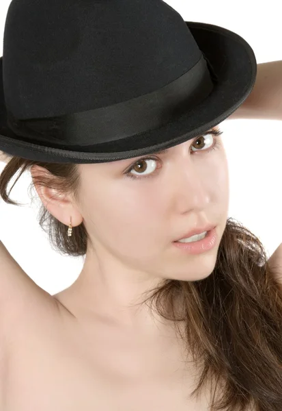Vrouw probeert op een zwarte hoed Stockfoto