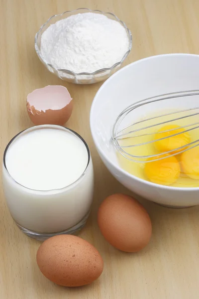 Uova, farina e latte . — Foto Stock