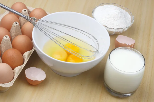 Ovos, farinha e leite . — Fotografia de Stock