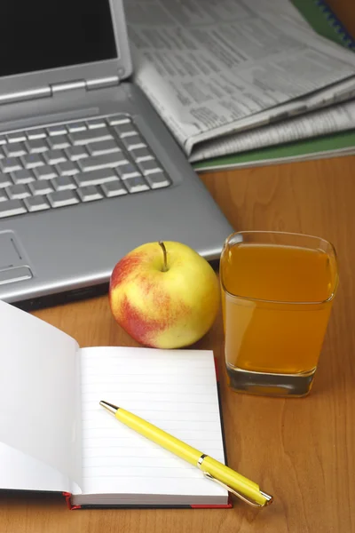 Pomerančová šťáva, laptop, jablko a Poznámkový blok. — Stock fotografie