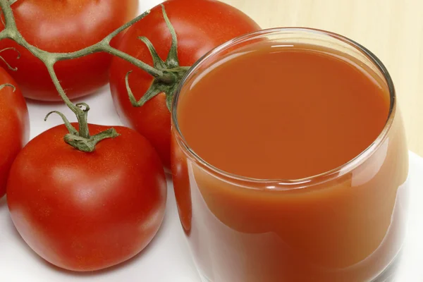 Šťáva a rajčaty. — Stock fotografie