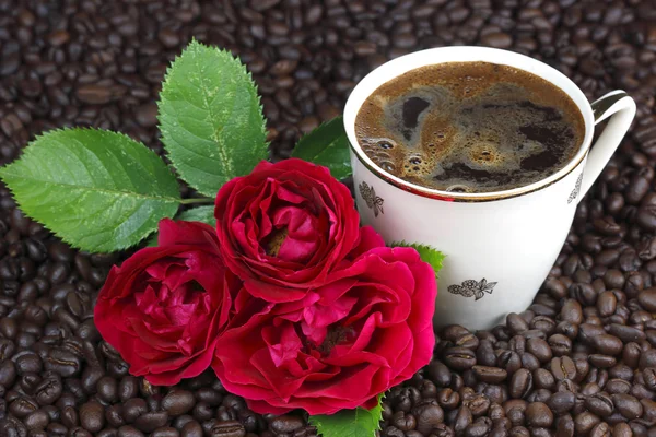 Káva a růže. — Stock fotografie