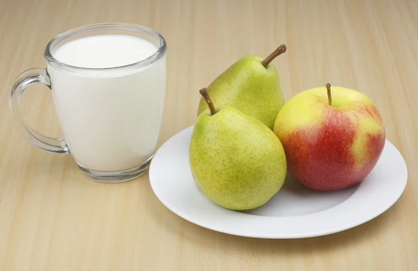 リンゴ、ナシ、ミルク. — ストック写真