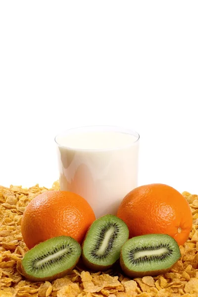 Mısır gevreği, süt ve meyve. — Stok fotoğraf